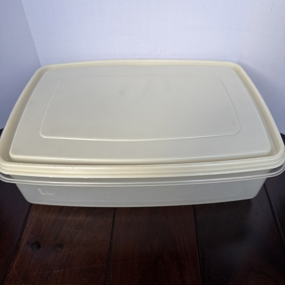 Vintage Rubbermaid Servin Saver Rectangle 17 Cup Storage Container #7 Almond Lid